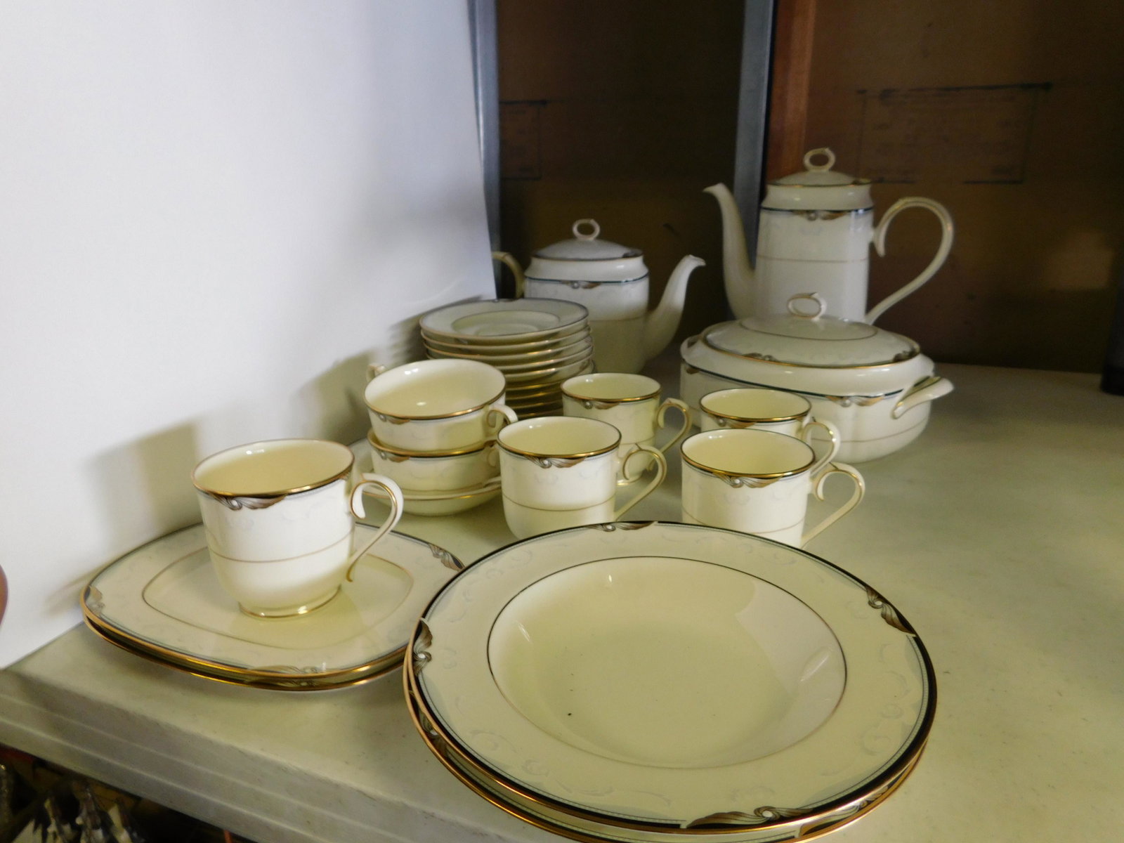 Lot of 25 Pieces of Noritake Sunswept Dinnerware: Lot of 25 Pieces of Noritake Sunswept Dinnerware. You are bidding at a live sale. Please read the terms and conditions. We are offering no contact pick up at our South Brunswick location. Pick up date