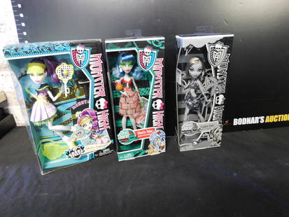 Lot of 3 Monster High Dolls: Lot of 3 Monster High Dolls. Included in this lot are Skull Shores Frankie Stein, Skull Shores Ghoulia Yelp, and Ghoul Sports Spectra Vondergeist. Made by Mattel. You are bidding at a live sale.