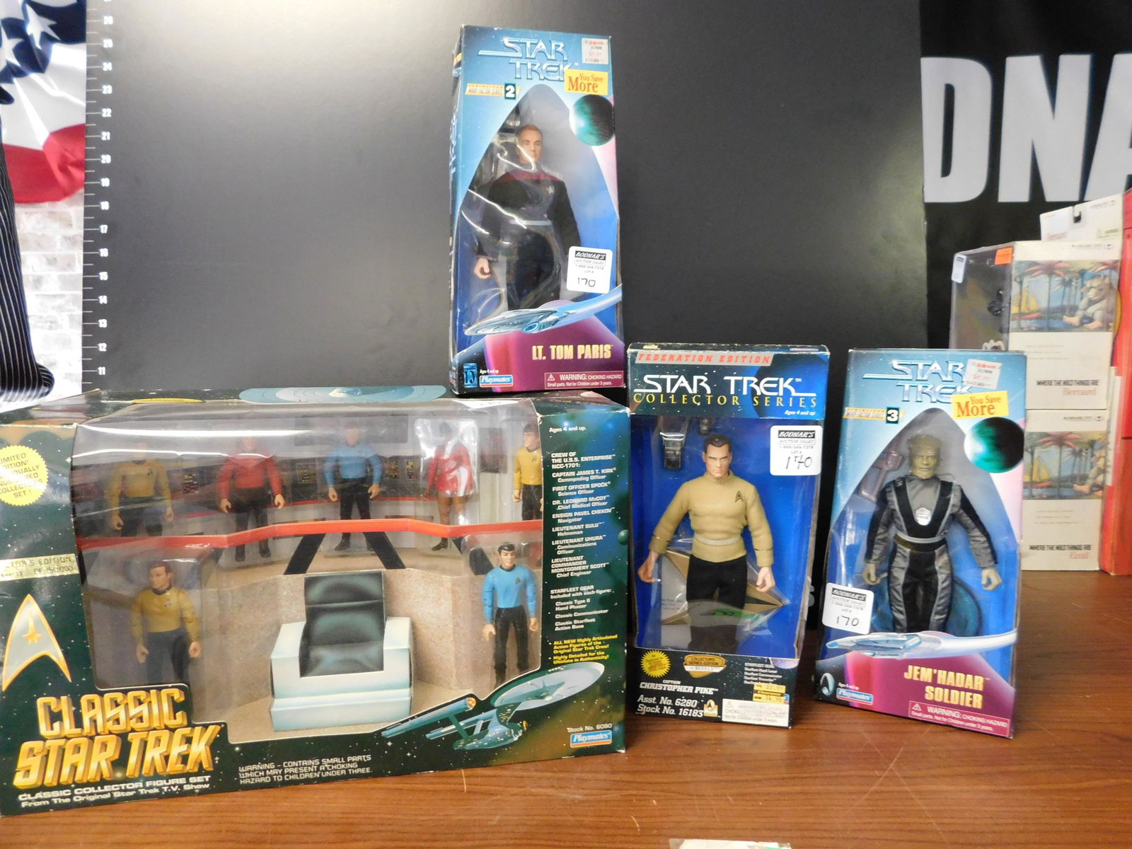 Star trek Figures and Collector Set (1 of 4)