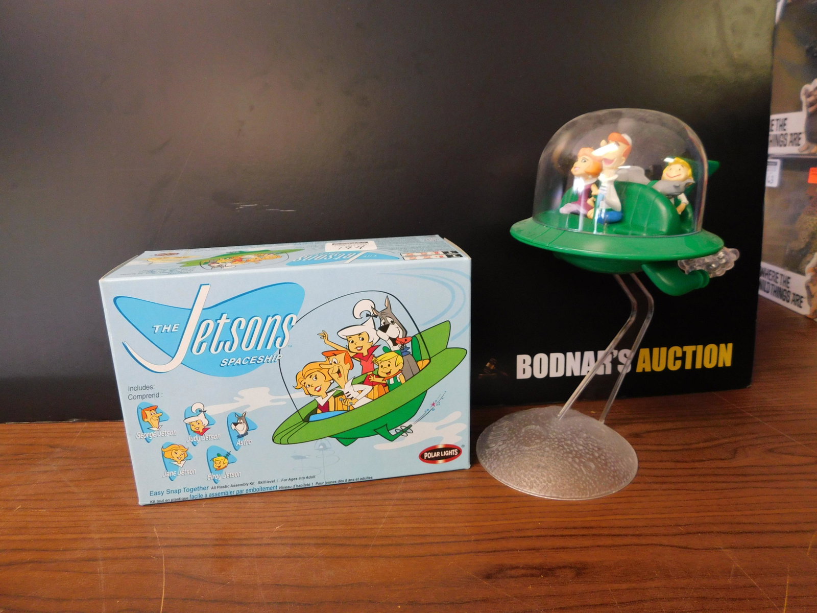 Polar Lights The Jetsons Spaceship: Polar Lights The Jetson's Spaceship with the family inside. In original box. You are bidding at a live sale, please read the terms and conditions. We are offering contact-less pick ups at our South Br