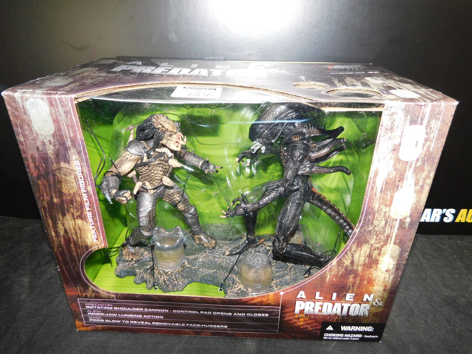 Alien & Predator Deluxe Boxed Set Figures (1 of 3)