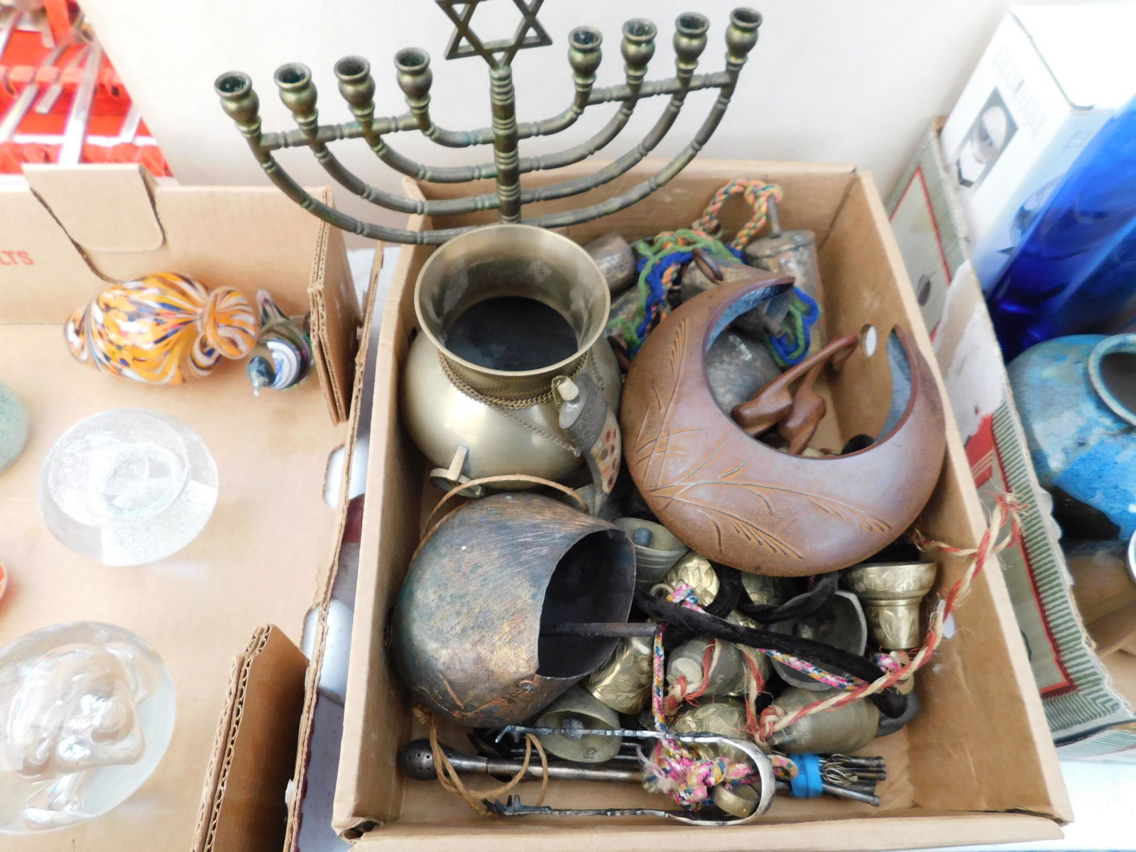 Box Lot of Brass and Decorative Items: Box Lot of Brass and Decorative Items. You are bidding at a live sale. Please read the terms and conditions. This sale will be broadcast live on sale day with full descriptions of each lot being sold,