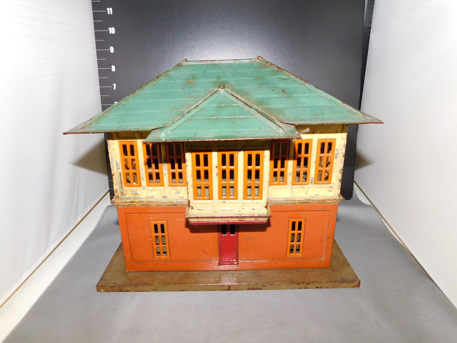 Lionel Tin Switch Signal Tower (1 of 4)