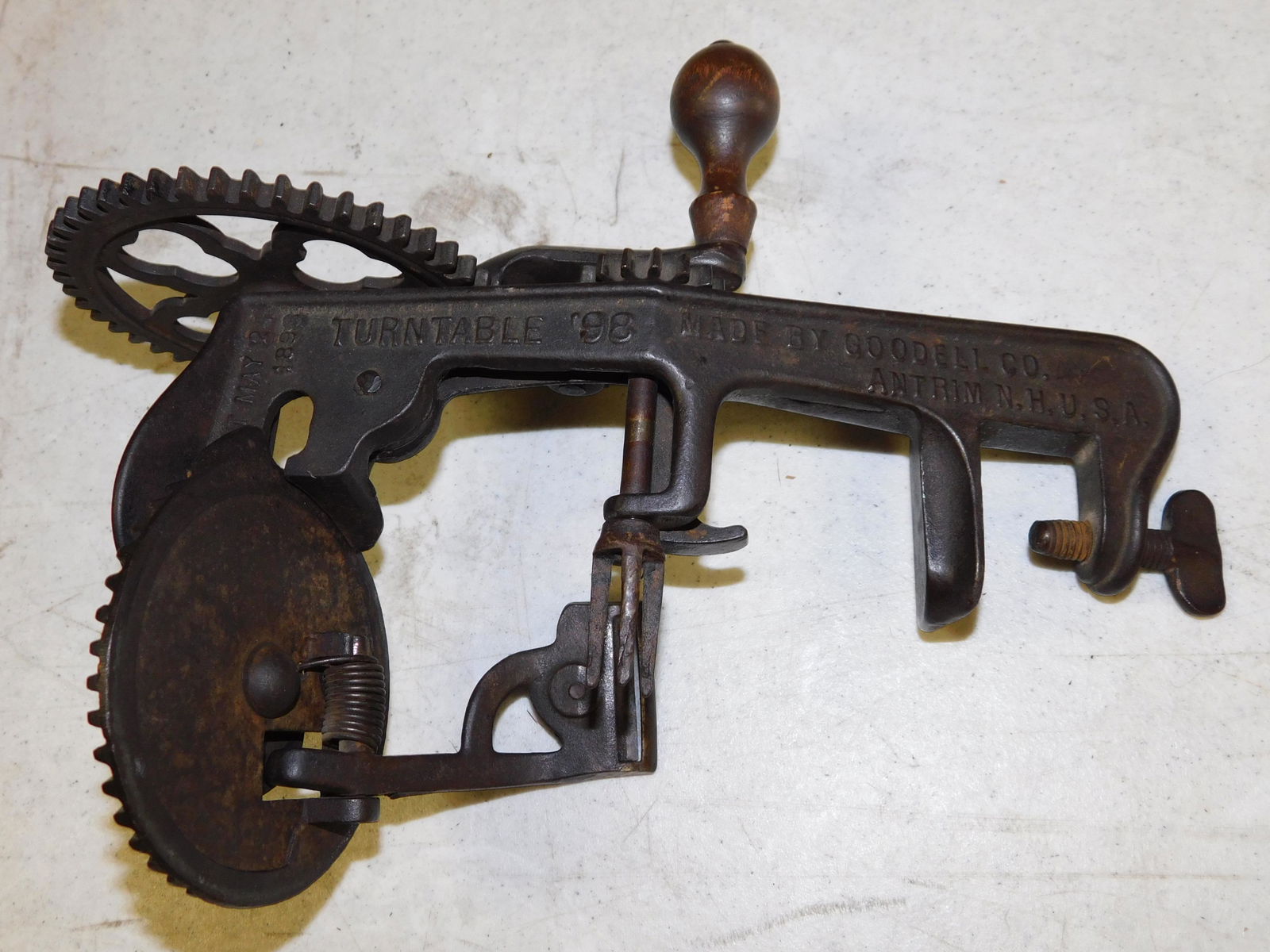 Turntable Apple Peeler and Corer (1 of 3)