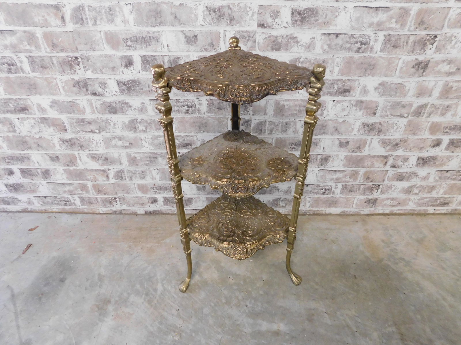 Victorian Style Brass Corner Shelf (1 of 4)