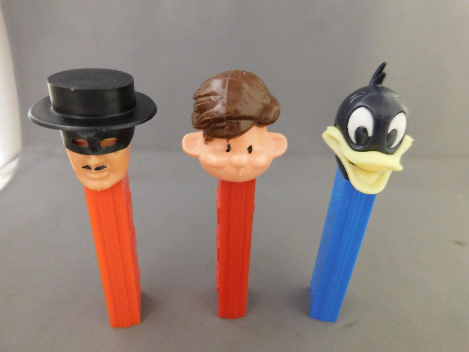 Mixed Vintage Pez Lot of 3: Mixed Vintage Pez Lot of 3. They all have no feet.Included in this lot are Zorro, Daffy Duck, and Pez Pal Boy all made in Austria. Pez pal is missing his hat. You are bidding at a live sale, please re
