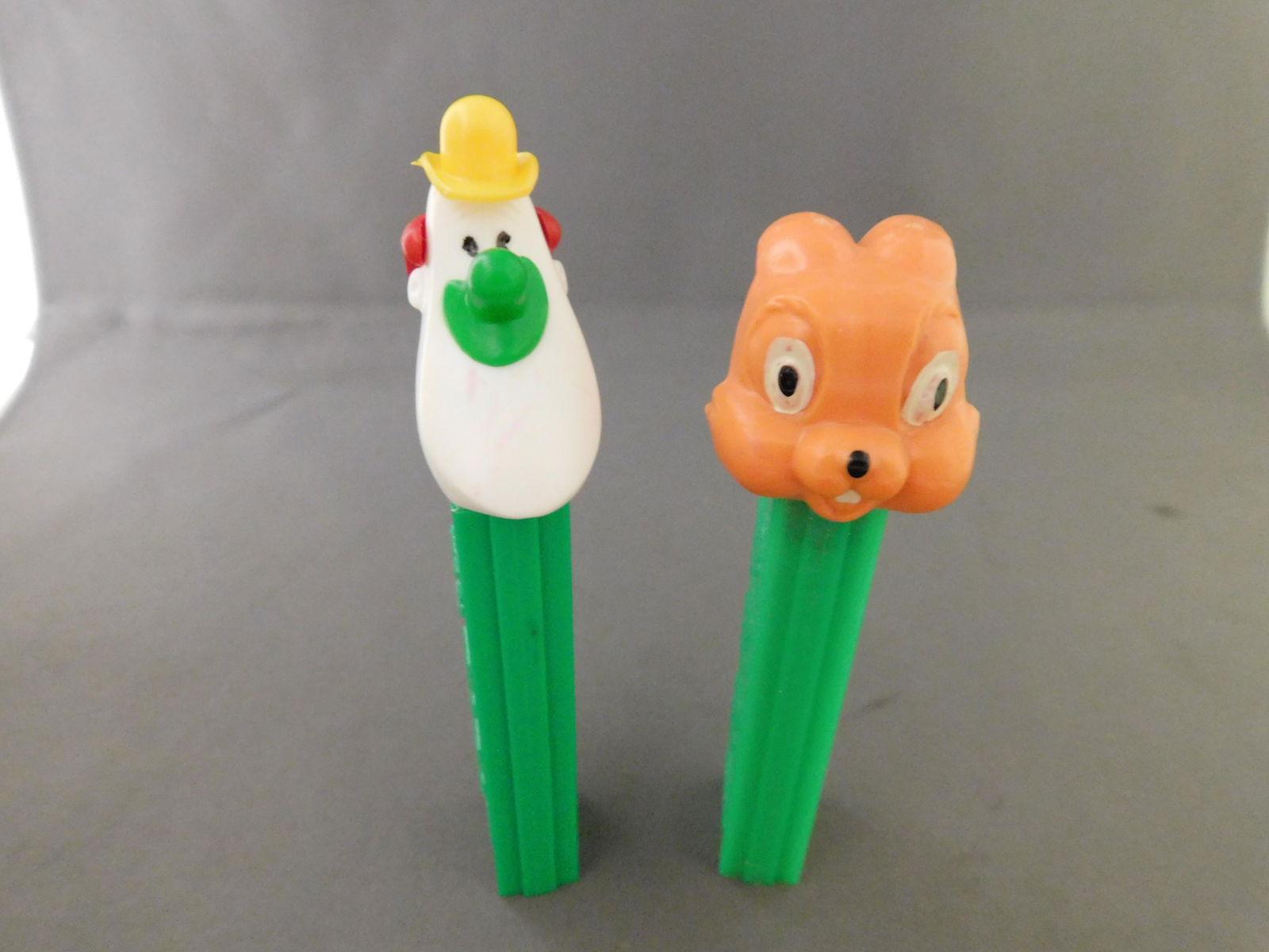 Mixed Vintage Pez Lot of 2: Mixed Vintage Pez Lot of 2. They both have no feet. Included in this lot are a Long Face Clown made in Austria and Disney's Thumper made in Yugoslavia. You are bidding at a live sale, please read the