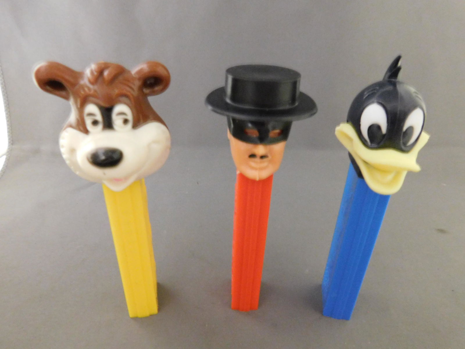 Mixed Vintage Pez Lot of 3: Mixed Vintage Pez Lot of 3. They all have no feet. Included in this lot are Barney Bear Made in Hong Kong and Zorro and Daffy Duck made in Austria. You are bidding at a live sale, please read the term