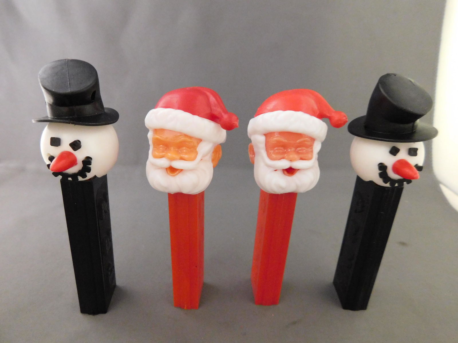 Vintage Christmas Pez Lot of 4: Vintage Christmas Pez Lot of 4. They all have no feet. Included in this lot are 2 Santa's and 2 Snowmen. All made in Yugoslavia. You are bidding at a live sale, please read the terms and conditions. W