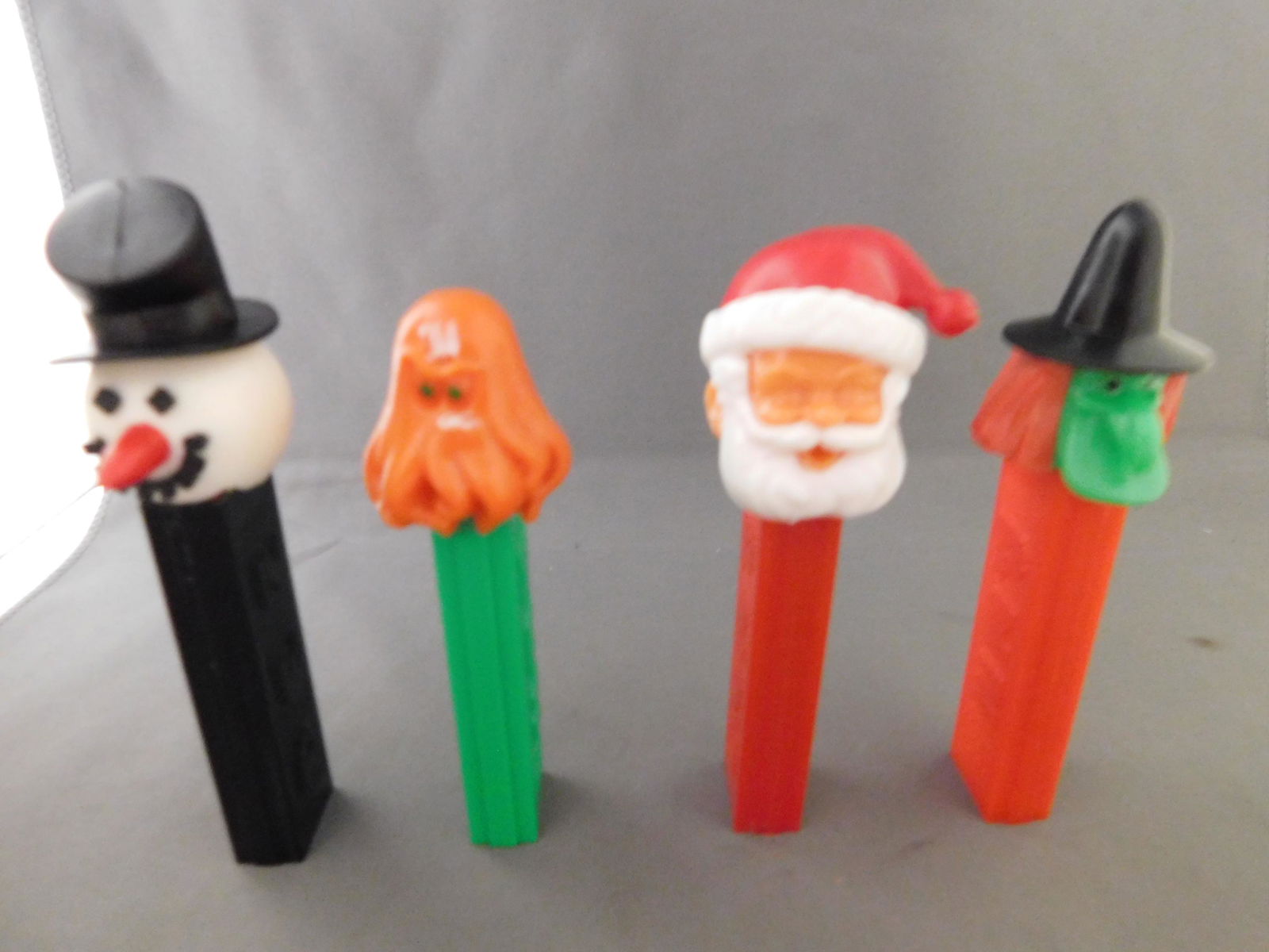 Mixed Vintage Pez Lot of 4: Mixed Vintage Pez Lot of 4. They all have no feet. Included in this lot are Santa and Snow Man made in Yugoslavia and Witch and Octopus Man made in Austria. You are bidding at a live sale, please read