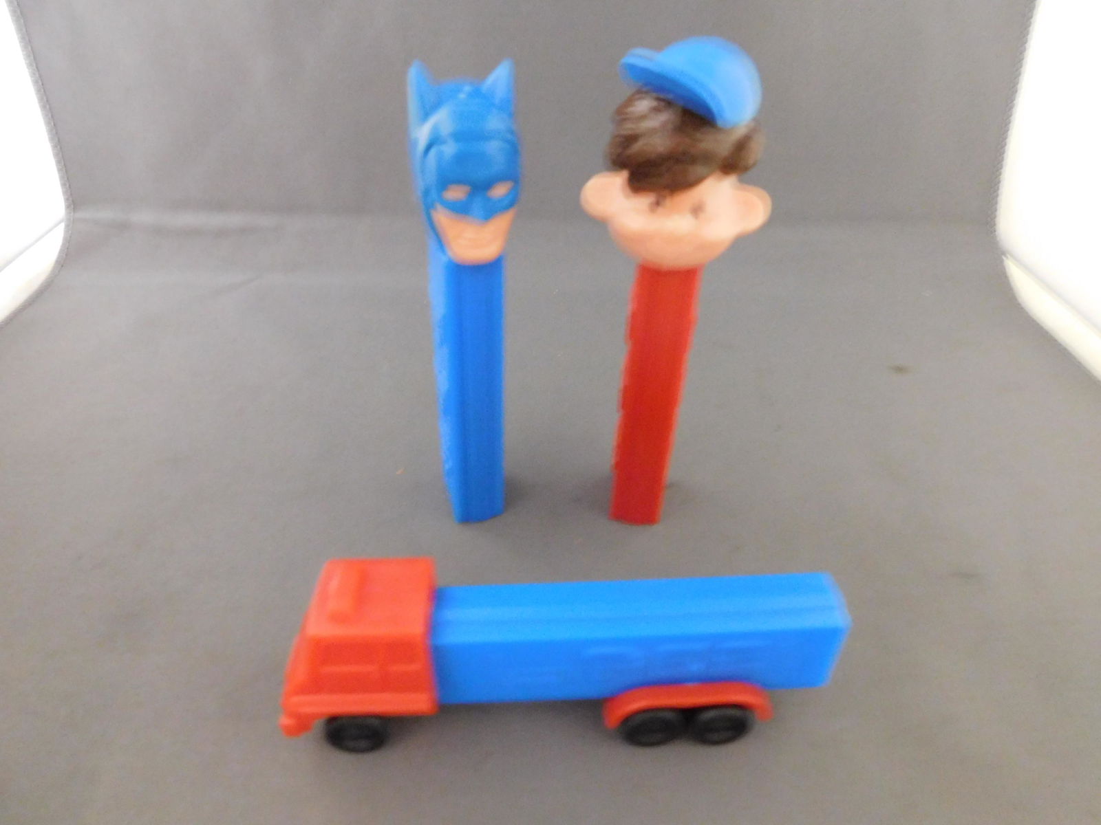 Mixed Vintage Pez Lot of 3 including Batman: Mixed Vintage Pez Lot of 3. All have no feet. Included in this lot are Pez Truck made in Slovenia, Batman and Boy Pal made in Austria. You are bidding at a live sale, please read the terms and conditi