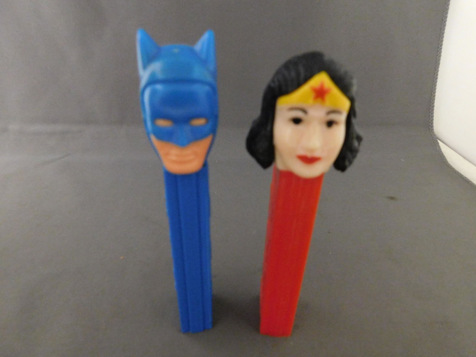 Batman and Wonder Woman Pez Lot: Vintage Batman and Wonder Woman Pez Lot of 2. They both have no feet. Both are made in Austria. You are bidding at a live sale, please read the terms and conditions. We are offering contact-less pick