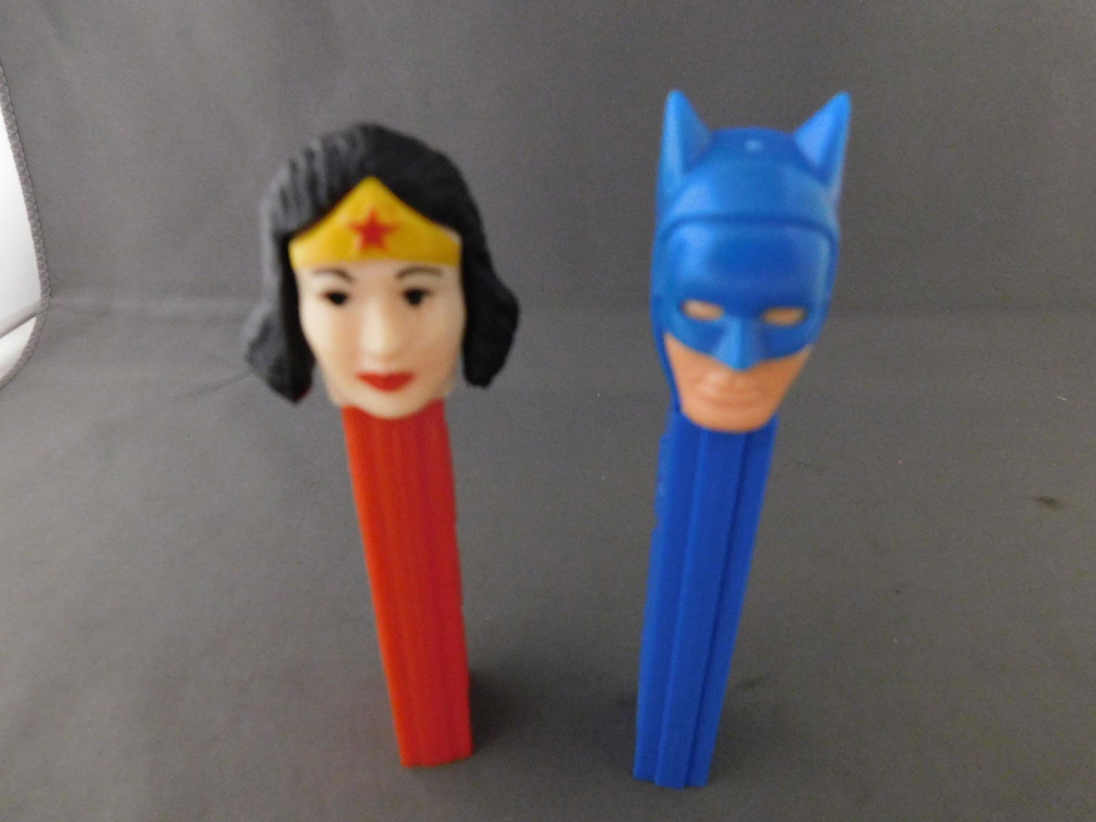 Batman and Wonder Woman Pez Lot: Vintage Batman and Wonder Woman Pez Lot of 2. They both have no feet. Both are made in Austria. You are bidding at a live sale, please read the terms and conditions. We are offering contact-less pick