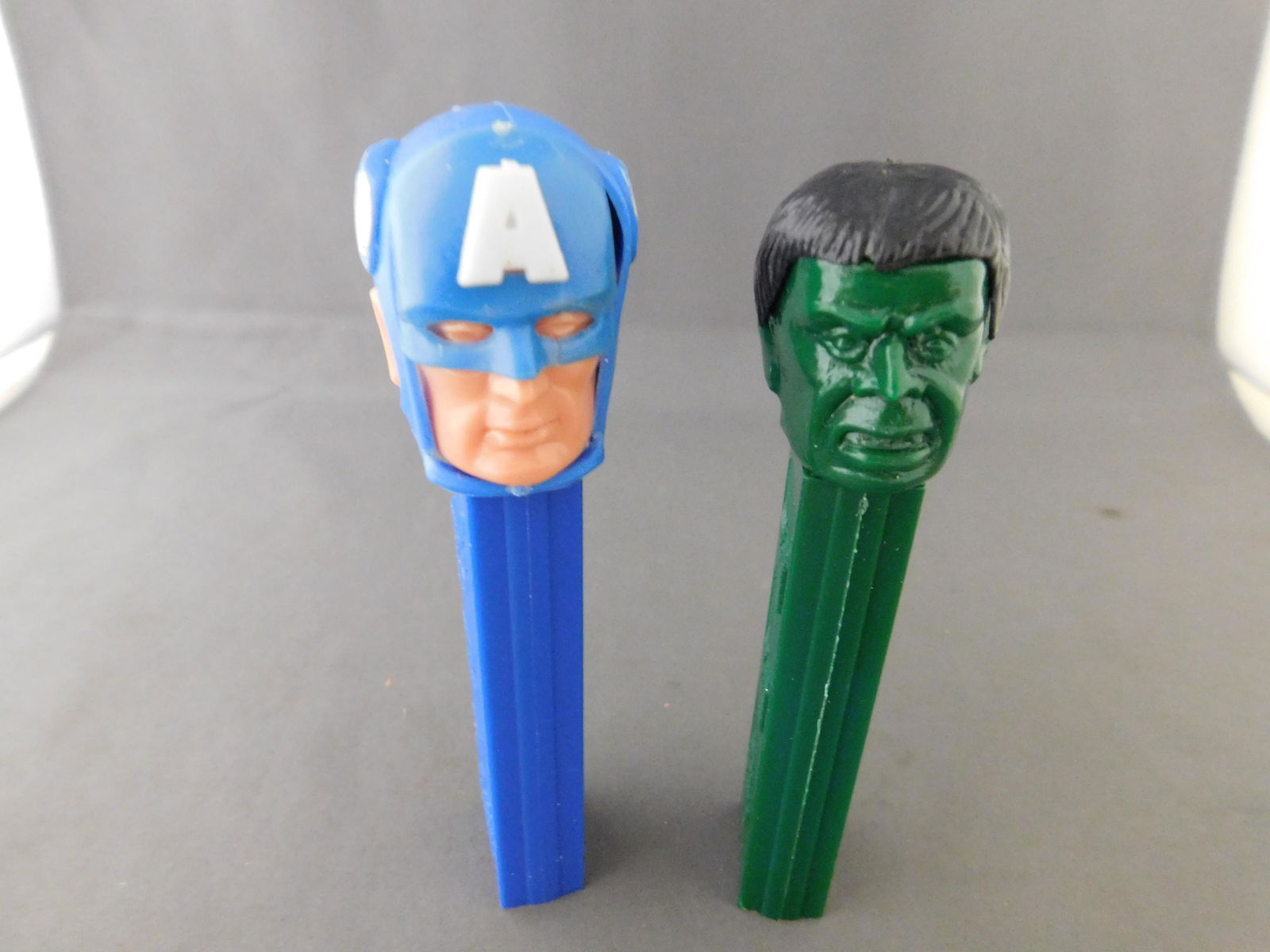 Captain America and Hulk Pez Lot: Vintage Captain America and Hulk Pez Lot of 2. They both have no feet. Hulk is made in Hong Kong and Captain America is made in Austria. You are bidding at a live sale, please read the terms and condi