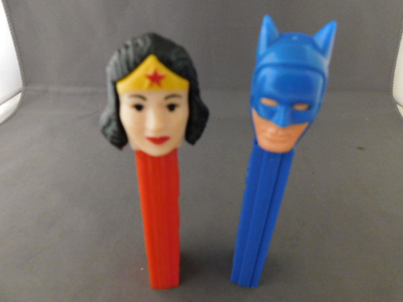 Batman and Wonder Woman Pez Lot: Vintage Batman and Wonder Woman Pez Lot of 2. They both have no feet. Both are made in Austria. You are bidding at a live sale, please read the terms and conditions. We are offering contact-less pick