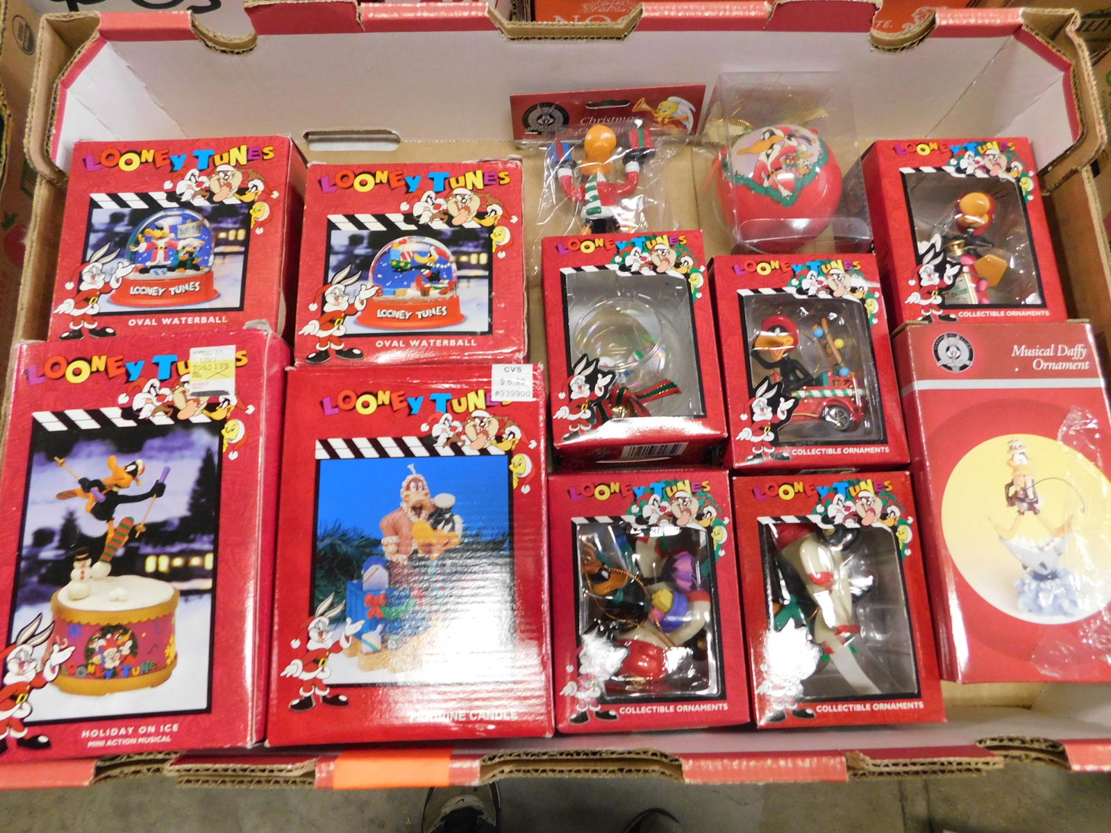 Box Lot of Looney Tunes Globes and Ornaments: Box Lot of Looney Tunes Globes and Ornaments. You are bidding at a live sale. Please read the terms and conditions. This sale will be broadcast live on sale day with full descriptions of each lot bein
