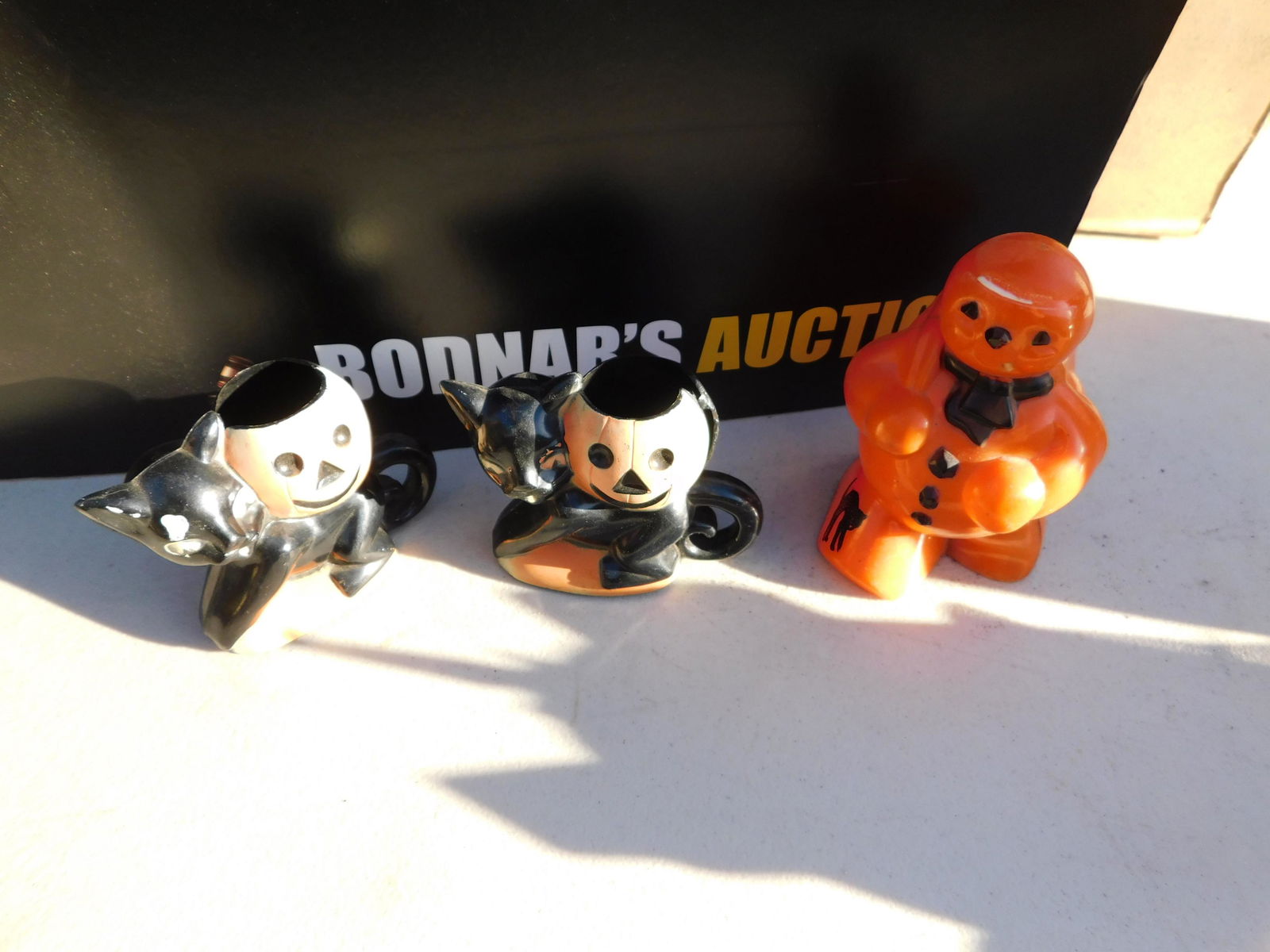 Lot of 3 Vintage Halloween Toys: Lot of 3 Vintage Plastic Halloween Toys. You are bidding at a live sale. Please read the terms and conditions. This sale will be broadcast live on sale day with full descriptions of each lot being sol