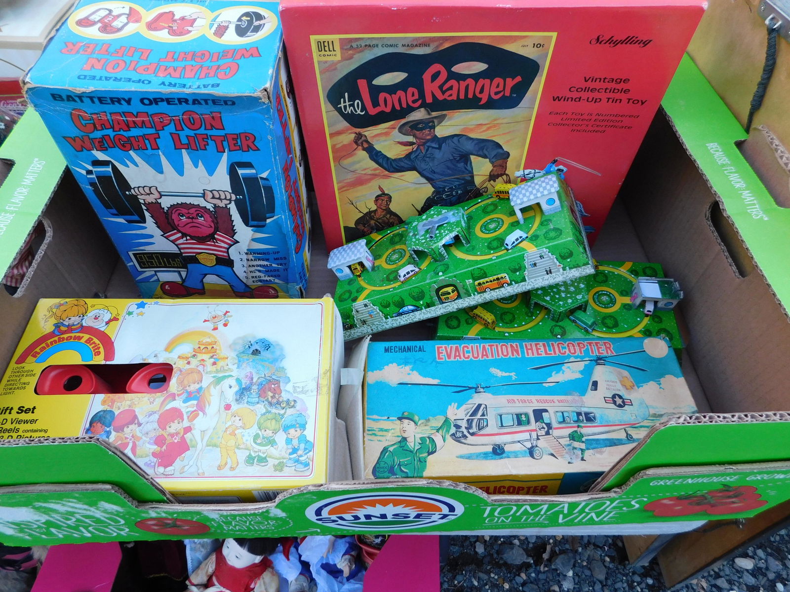 Box Lot of Battery Op and Tin Toys: Box Lot of Battery Operated and Tin Toys. You are bidding at a live sale. Please read the terms and conditions. This sale will be broadcast live on sale day with full descriptions of each lot being so