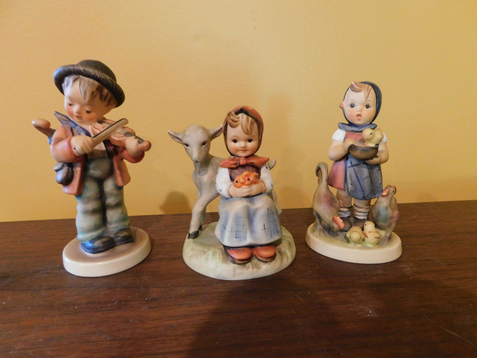Lot of 3 Hummel Figurines: Lot of 3 Hummel Figurines including #4, 182, and 199\0. Measures 4" - 5" tall. You are bidding at a live sale, please read the terms and conditions. We are offering contact-less pick ups at our South