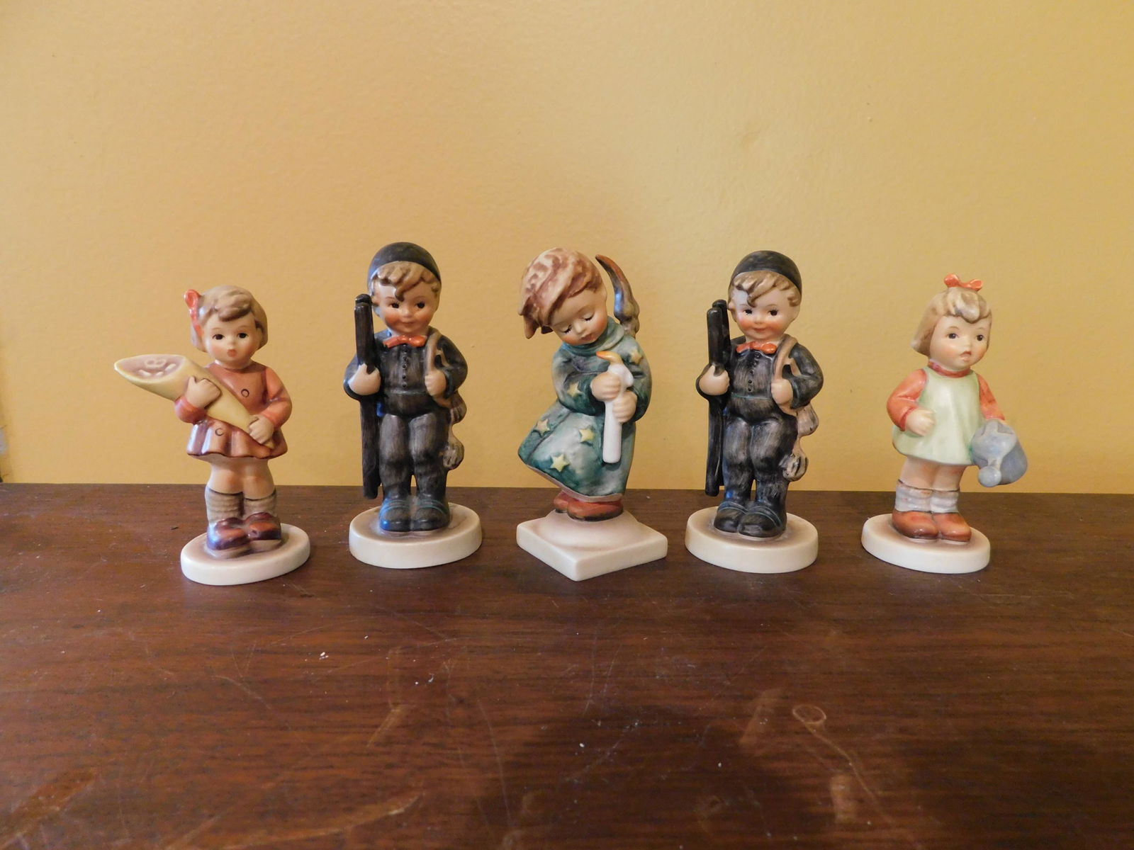 Lot of 5 Hummel Figurines: Lot of 5 Hummel Figurines including #549 3\0, 12 2\0, 21\0, 12 2\0 and 729. Measures approx. 4" tall. You are bidding at a live sale, please read the terms and conditions. We are offering contact-less