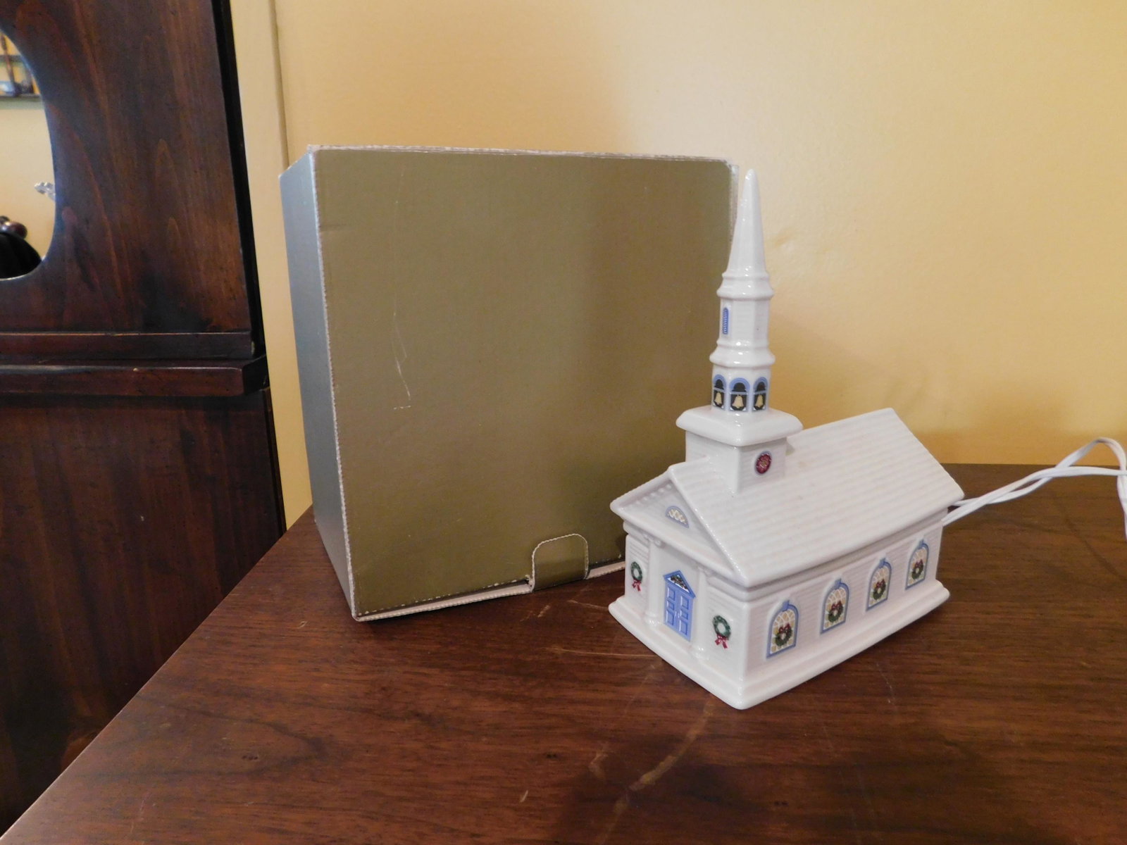Lenox Church for Christmas with Box: Lenox Church for Christmas with Box. Measures 8" tall x 6.5" wide. You are bidding at a live sale, please read the terms and conditions. We are offering contact-less pick ups at our South Brunswick lo