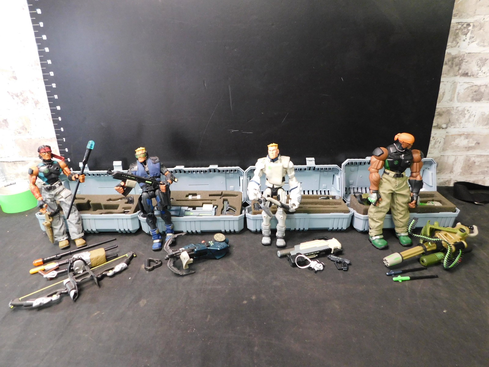 Lot of 4 Sigma Six GI Joe Figures: Lot of 4 Sigma Six GI Joe Figures. Most have alot of their accessories but not complete. Comes with their cases. Figures include Spirit Iron Knife, Commando Duke, Arctic Duke and Commando Heavy Duty. 