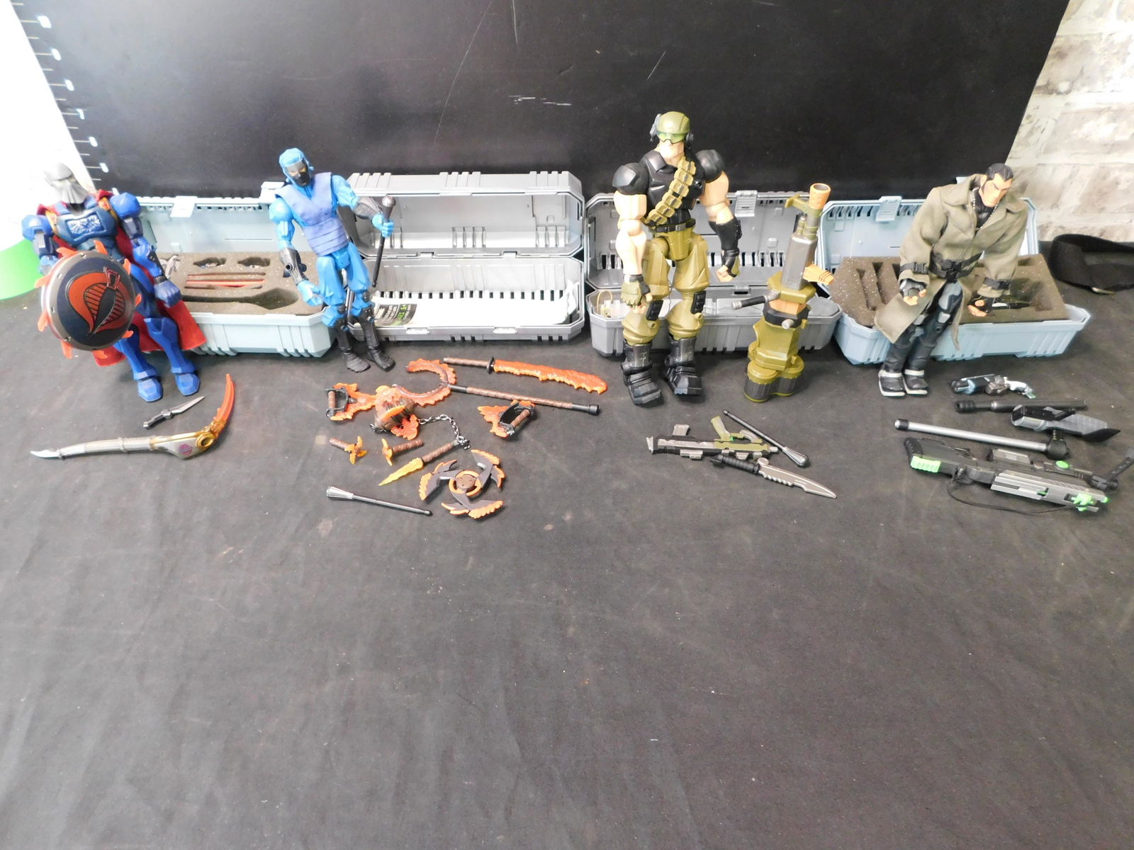 Lot of 4 Sigma Six GI Joe Figures: Lot of 4 Sigma Six GI Joe Figures. Most have alot of their accessories but not complete. Comes with their cases. Figures include Cobra Commander, Kamakura Ninja, Grand Slam and Long Range. You are bid