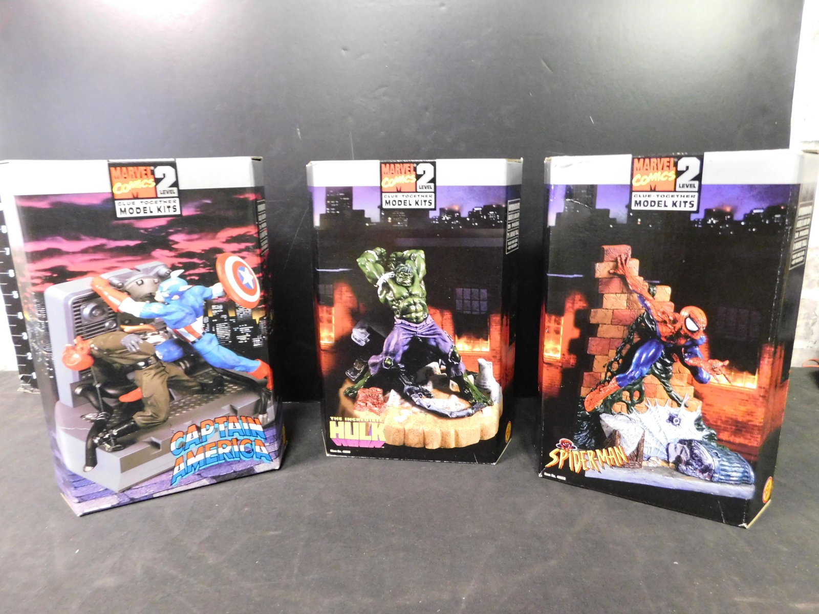 Marvel Model Kit Lot of 3- Spider-Man, Captain America,: Lot of 3 Toy Biz Level 2 Model Kits. Included are Spider-Man, Captain America, and Hulk. All from private collector who disclosed to us that he just took off the factory seal to look at them and to th