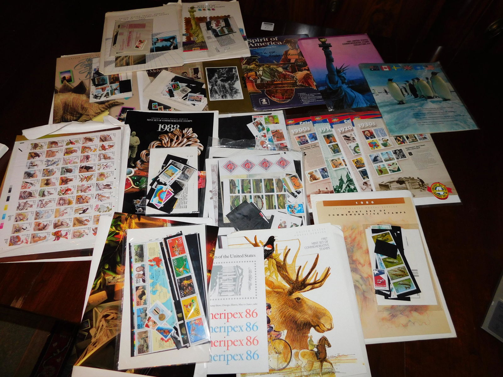 Large lot of Commemorative US Stamps (1 of 7)