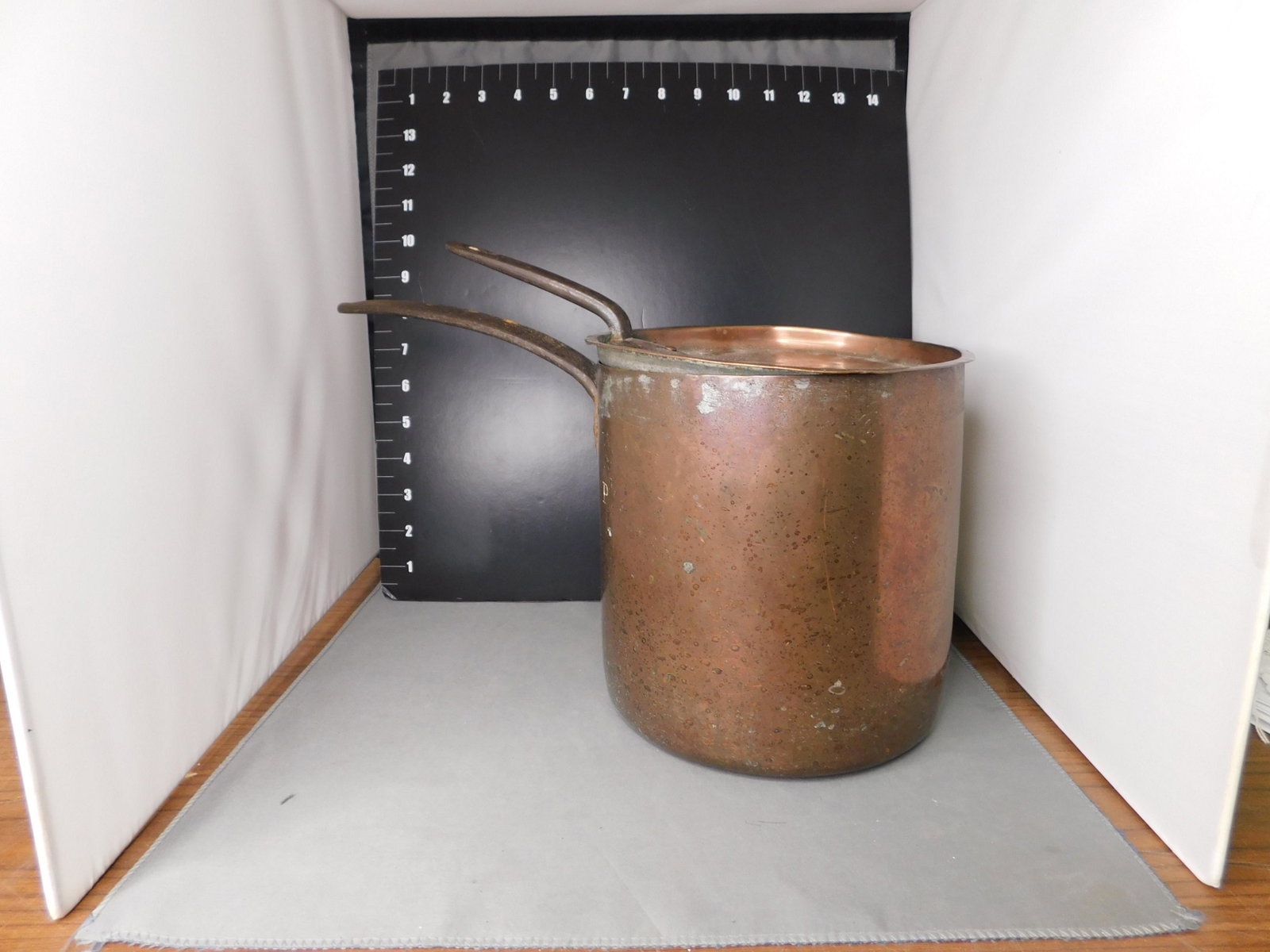 19th Century English Copper Pot with Lid: 19th Century English Copper Pot with Lid. Measures 7.5" t x 7.5" d. You are bidding at a live sale, please read the terms and conditions. We are offering contact-less pick ups at our South Brunswick l
