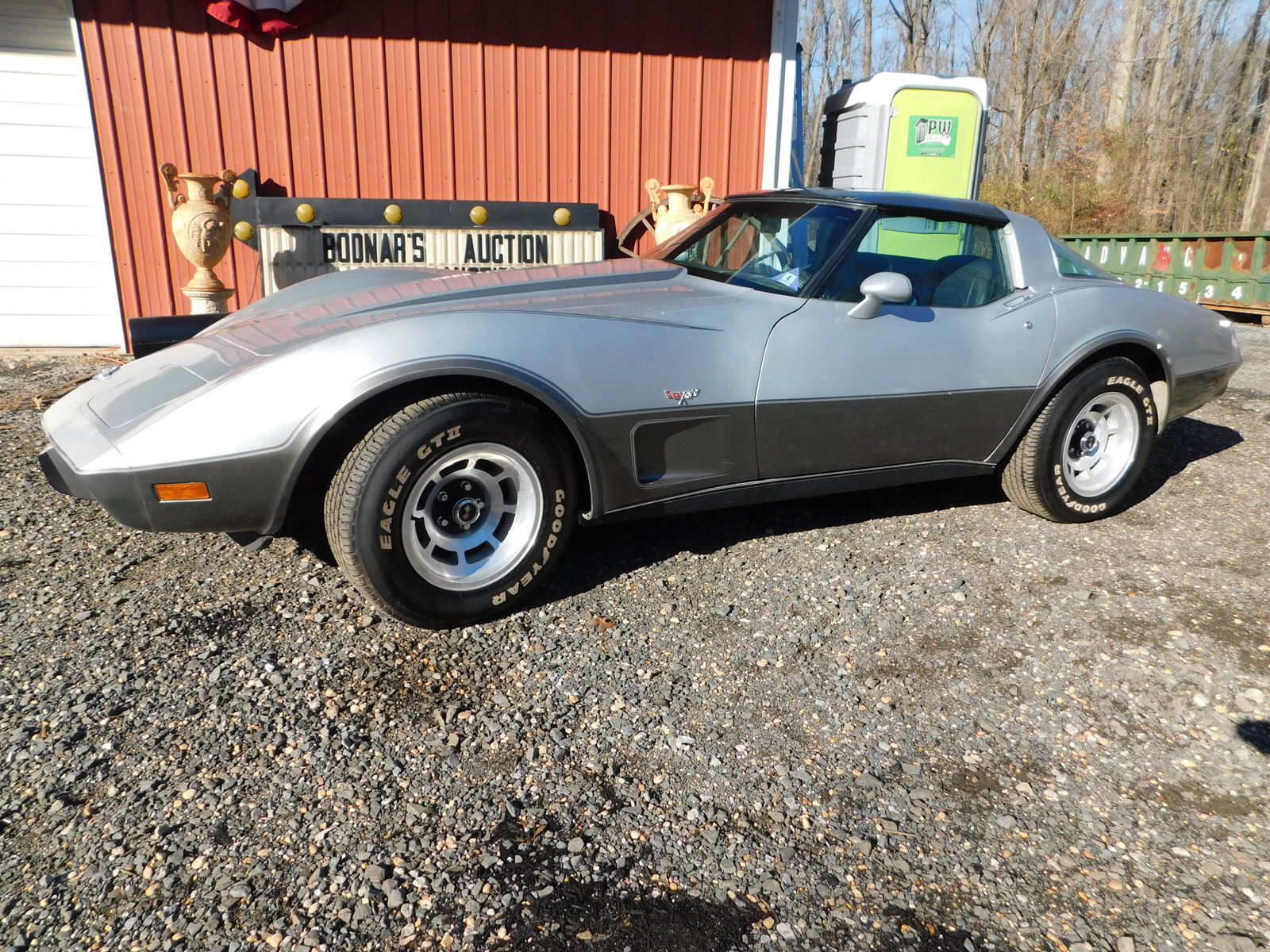 1978 Silver Anniversary Chevy Corvette car: 1978 Silver Anniversary Chevy Corvette car. Silver Anniversary paint scheme, silver anniversary emblems, 4-barrel 350 Cu.In V8 engine (L-48), TH350 3 speed automatic transmission, four wheel independe