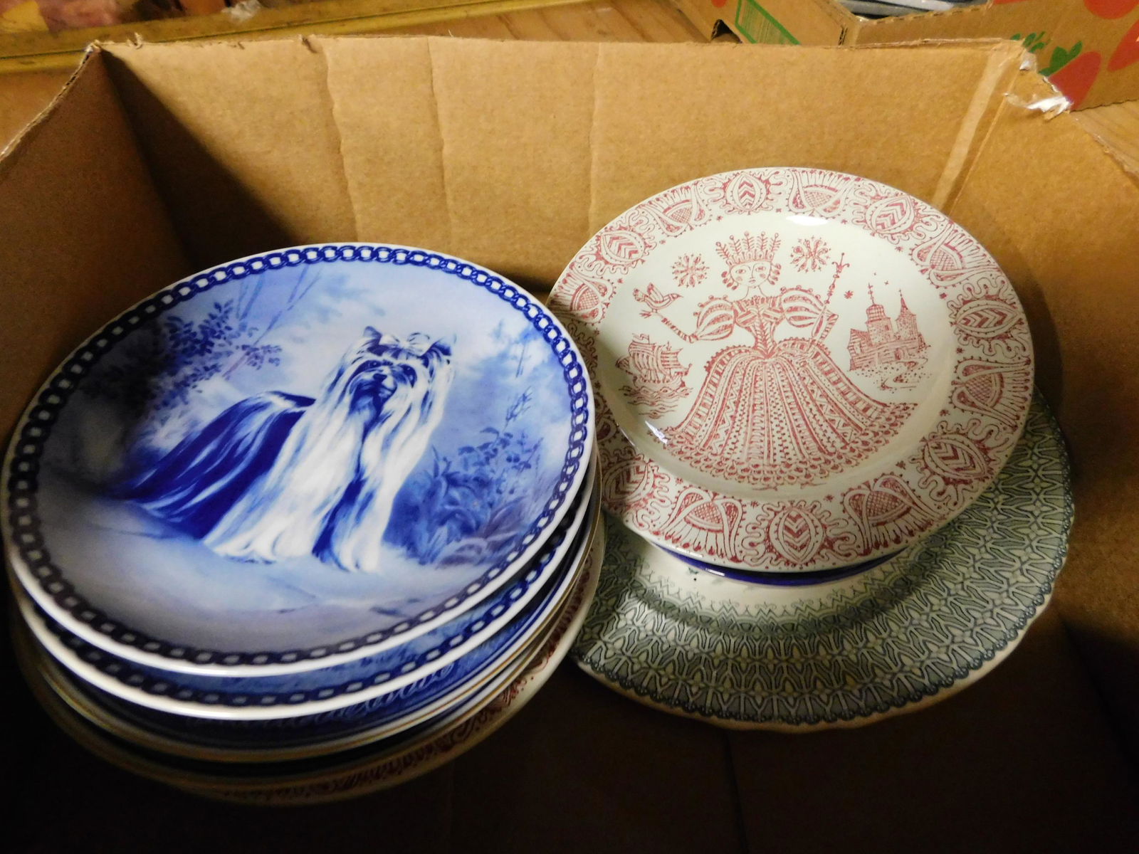 Box Lot of China including Mid Century Modern: Box Lot of China including Italian, Denmark and Mid Century Modern. This sale will be broadcast live on sale day with an auctioneer and caller calling full descriptions of each lot being sold, as well