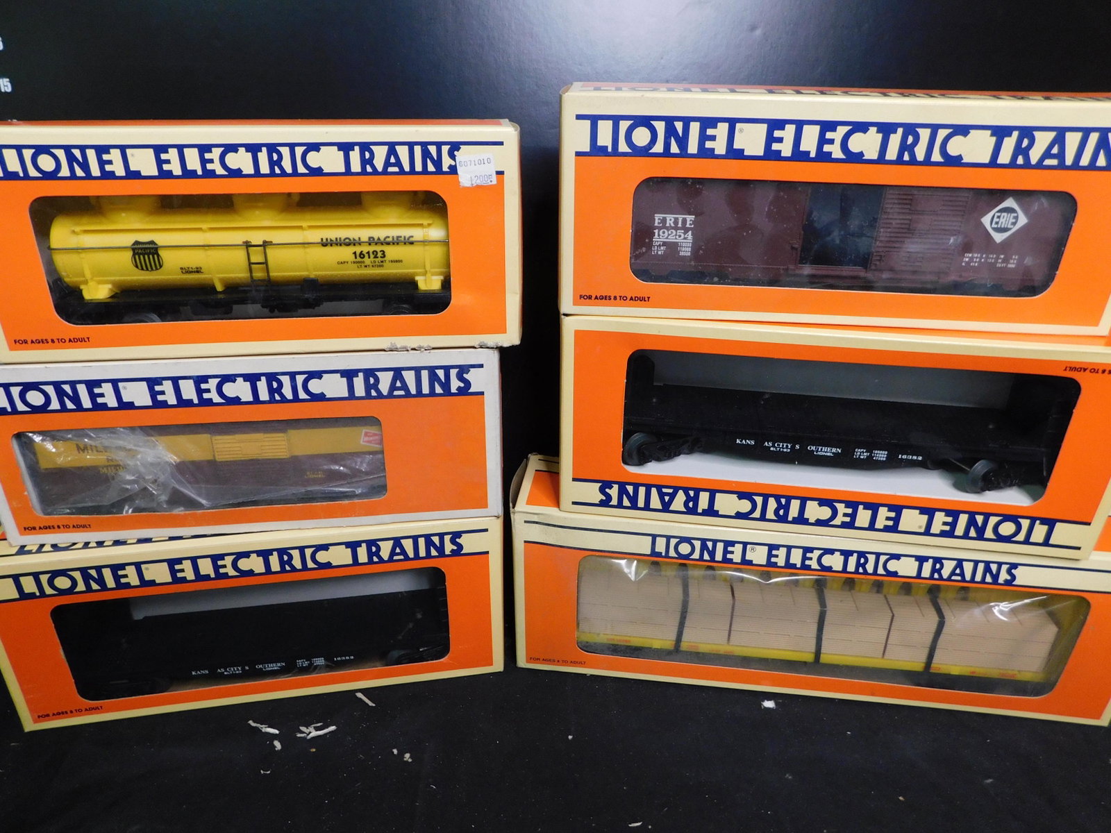 Lot of 6 Lionel Train Cars in Boxes: Lot of 6 Lionel Train Cars in Boxes. Included are Union Pacific Beam Car with Load 16380, 2 x Bulkhead Car 16382, Union Pacific 3 Dome Tank Car 16123, Erie Lackawanna 19254 and Milwaukee Road Car 1920