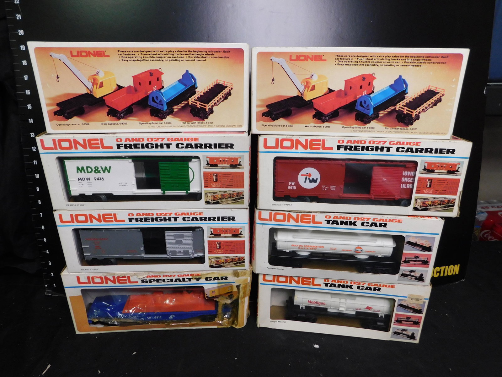 Lot of 8 Lionel Rolling Stock Cars in Boxes: Lot of 8 Lionel Rolling Stock Cars in Boxes. Included are 2 x Great Northern Box Cars 9339, MD &W Box Car 9416, Canadian Pacific 9442, Conrail Search Light Car 9312, P&W Box Car 9415, Gulf 2 Dome Tank