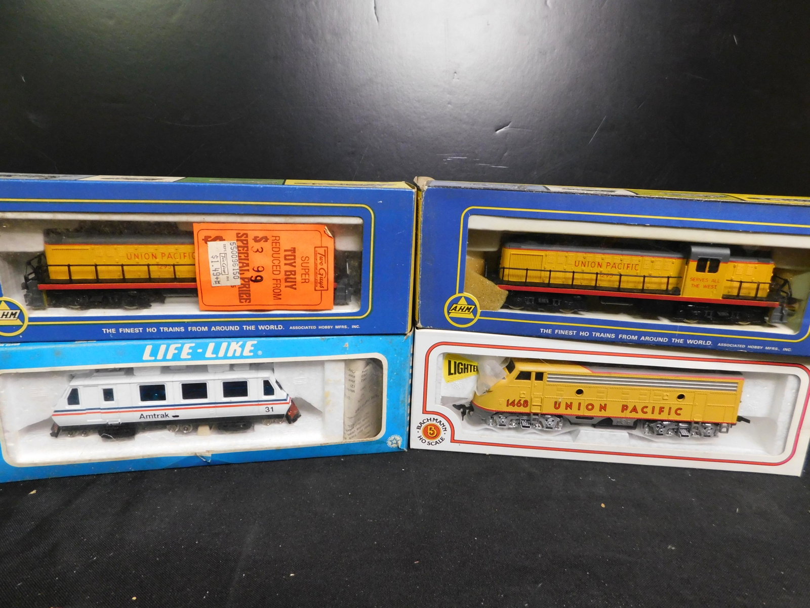 Lot of 4 HO Scale Engines: Lot of 4 HO Scale Engines including 2 x Union Pacific Diesel, Union Pacific F9 and Amtrak Trolley. You are bidding at a live sale, please read the terms and conditions. We are offering contact-less pi