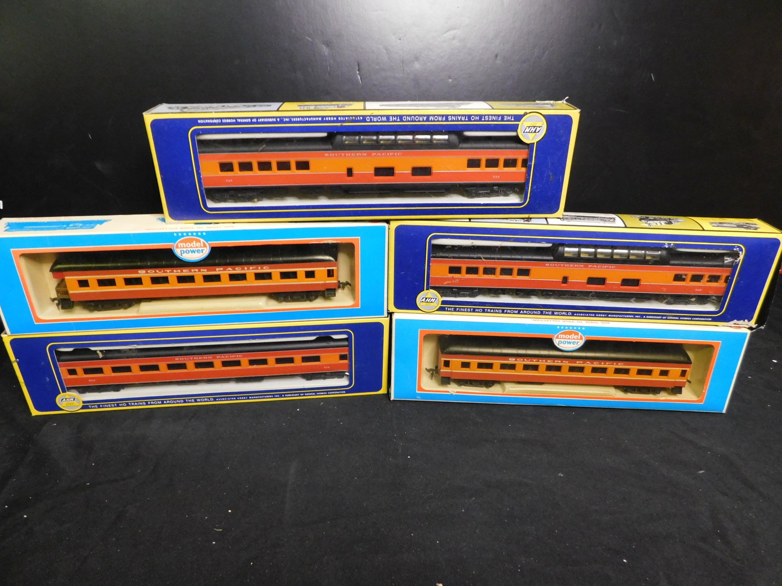Lot of 5 Passenger Cars - HO Scale: Lot of 5 Car HO Scale Passenger Set - 3 Southern Pacific and 2 Model Powered. You are bidding at a live sale, please read the terms and conditions. We are offering contact-less pick ups at our South B