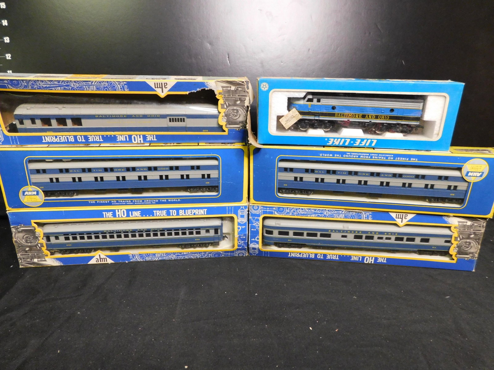 6 Piece HO Scale Engine and Passenger Cars: Lot of 6 HO Scale Engine and Passenger Cars including Lifelike B&O Diesel and 5 AHM B&O Passenger Cars. You are bidding at a live sale, please read the terms and conditions. We are offering contact-le