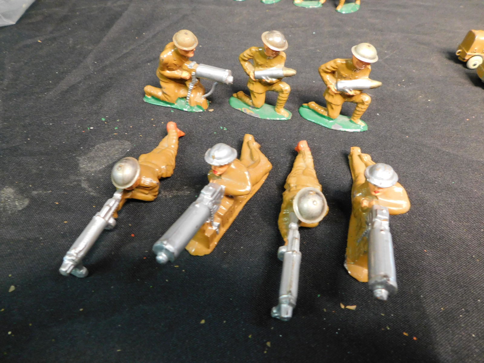 Lot of 7 metal Army Figures: Lot of 7 metal Army Figures including 3 Artillery and 4 Machine Gunners. World War 1 in near mint condition You are bidding at a live sale, please read the terms and conditions. We are offering contac