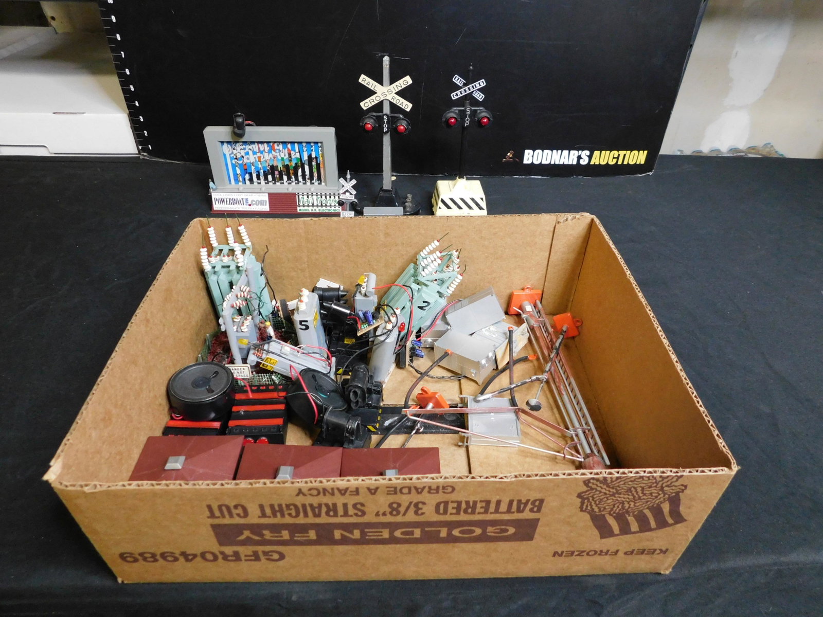 Lot of Train Accessories including Billboard and: Lot of Accessories including Lionel Blinking Billboard and 2 x Lionel Flashing Signal Post War. You are bidding at a live sale, please read the terms and conditions. We are offering contact-less pick 