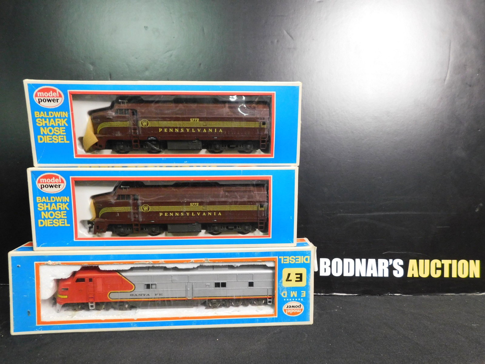 Lot of 3 Model Power HO Scales Engines: Lot of 3 Model Power HO Scales Engines including EMD E7 Santa Fe and 2 x Pennsylvania Baldwin Shark nose Diesel - A Units. and You are bidding at a live sale, please read the terms and conditions. We 