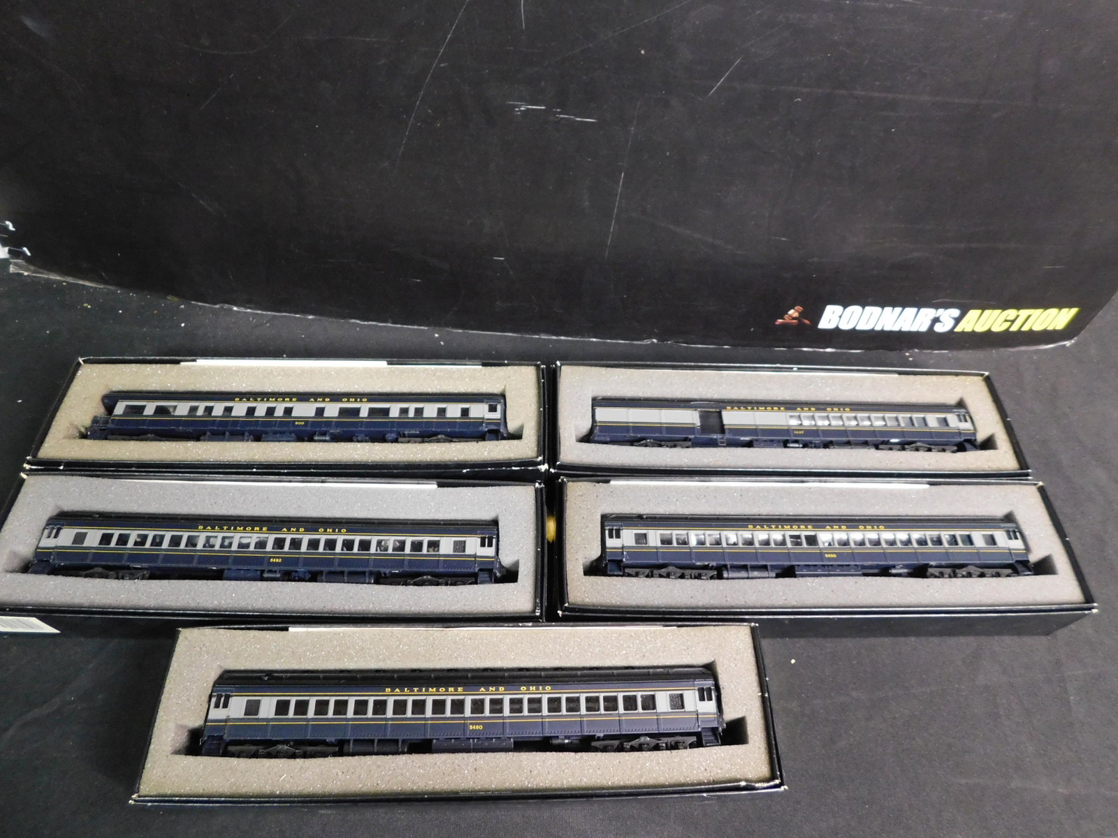 HO Scale Bachmann Sprectrum B&O Passenger Set - 5: HO Scale Bachmann Sprectrum B&O Passenger Set - 5 Pieces. You are bidding at a live sale, please read the terms and conditions. We are offering contact-less pick ups at our South Brunswick location by