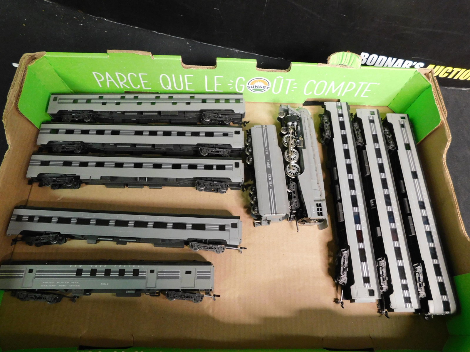 Lot of 10 Rivarossi HO Scale Passenger Car Set: Lot of 10 Rivarossi HO Scale Passenger Car Set with 264 Dryfus Steam Engine and 8 Passenger Cars. You are bidding at a live sale, please read the terms and conditions. We are offering contact-less pic