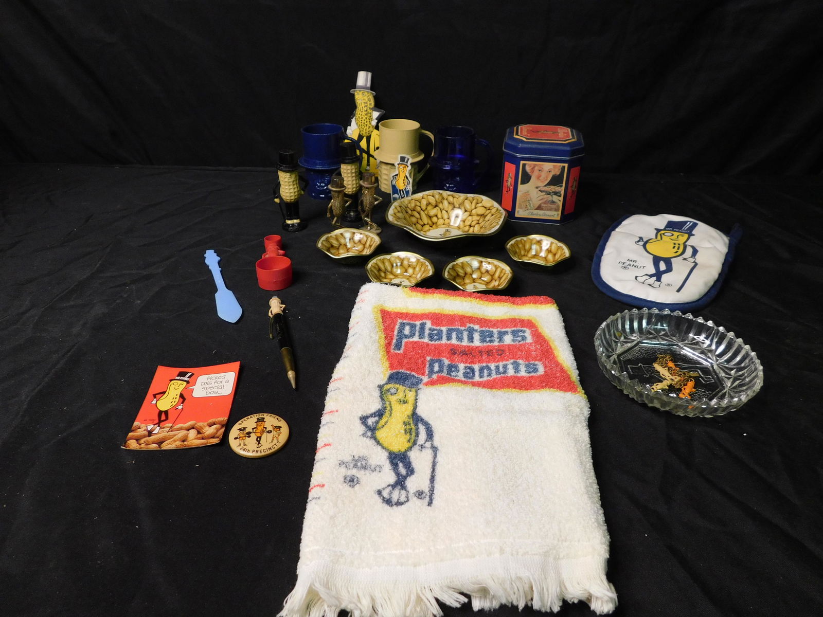 Lot of Planers Peanuts Items (1 of 13)