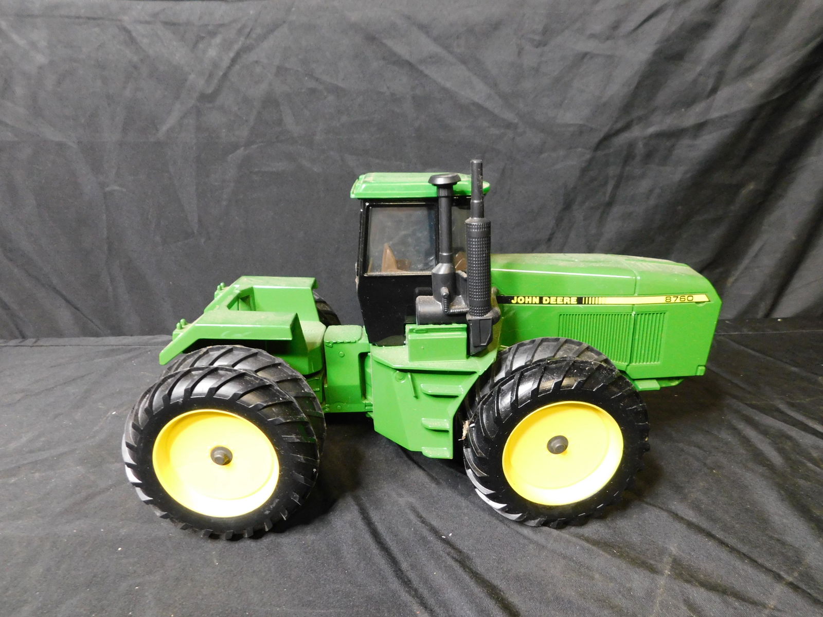 Ertl John Deere Model 8760 Tractor 4WD 1988 Special (1 of 3)
