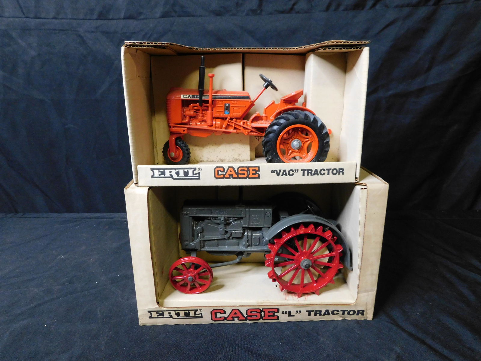 Lot of 2 Ertl Case Tractors (1 of 4)