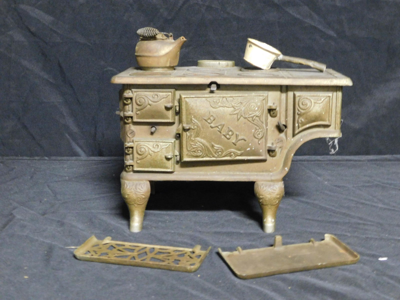 Cast Iron Child's Stove (1 of 1)
