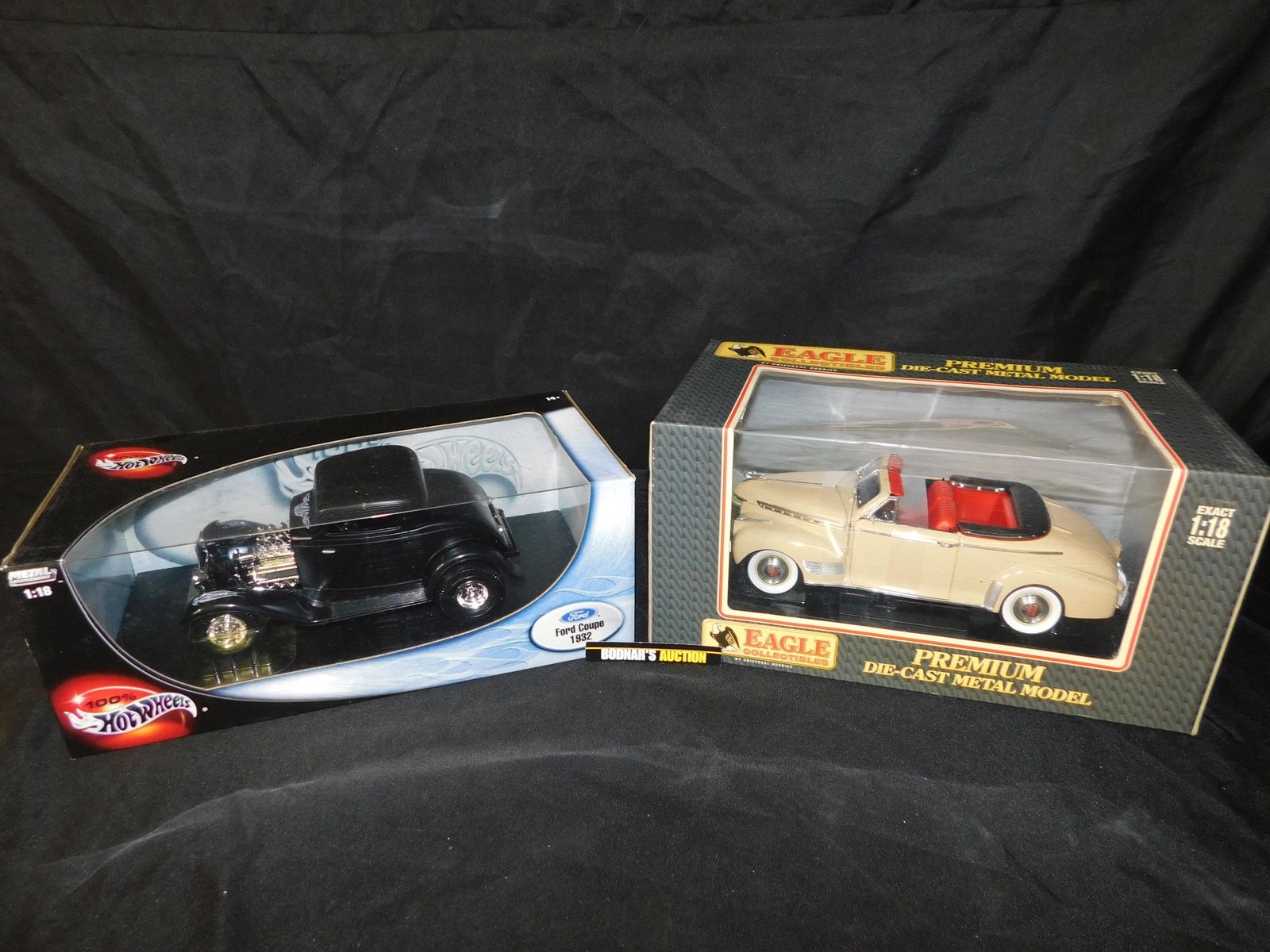 Lot of 2 1:18 Scale Die-Cast Cars including Hot Wheels (1 of 3)