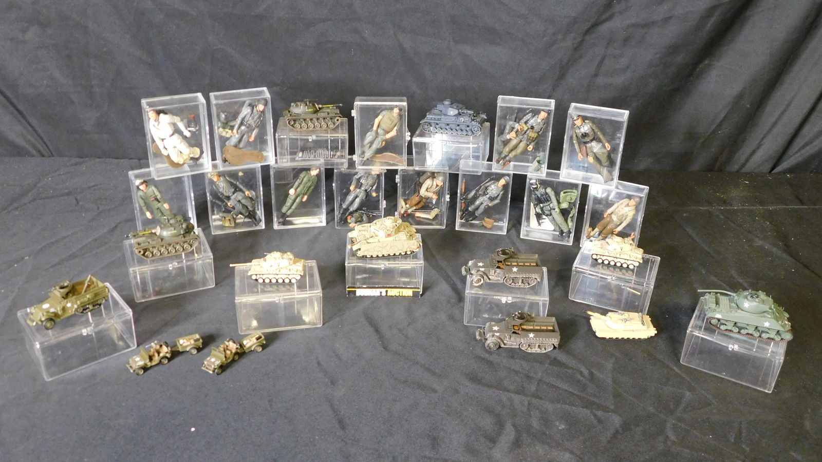 Lot of Loose Military Action Figures and Tanks (1 of 5)