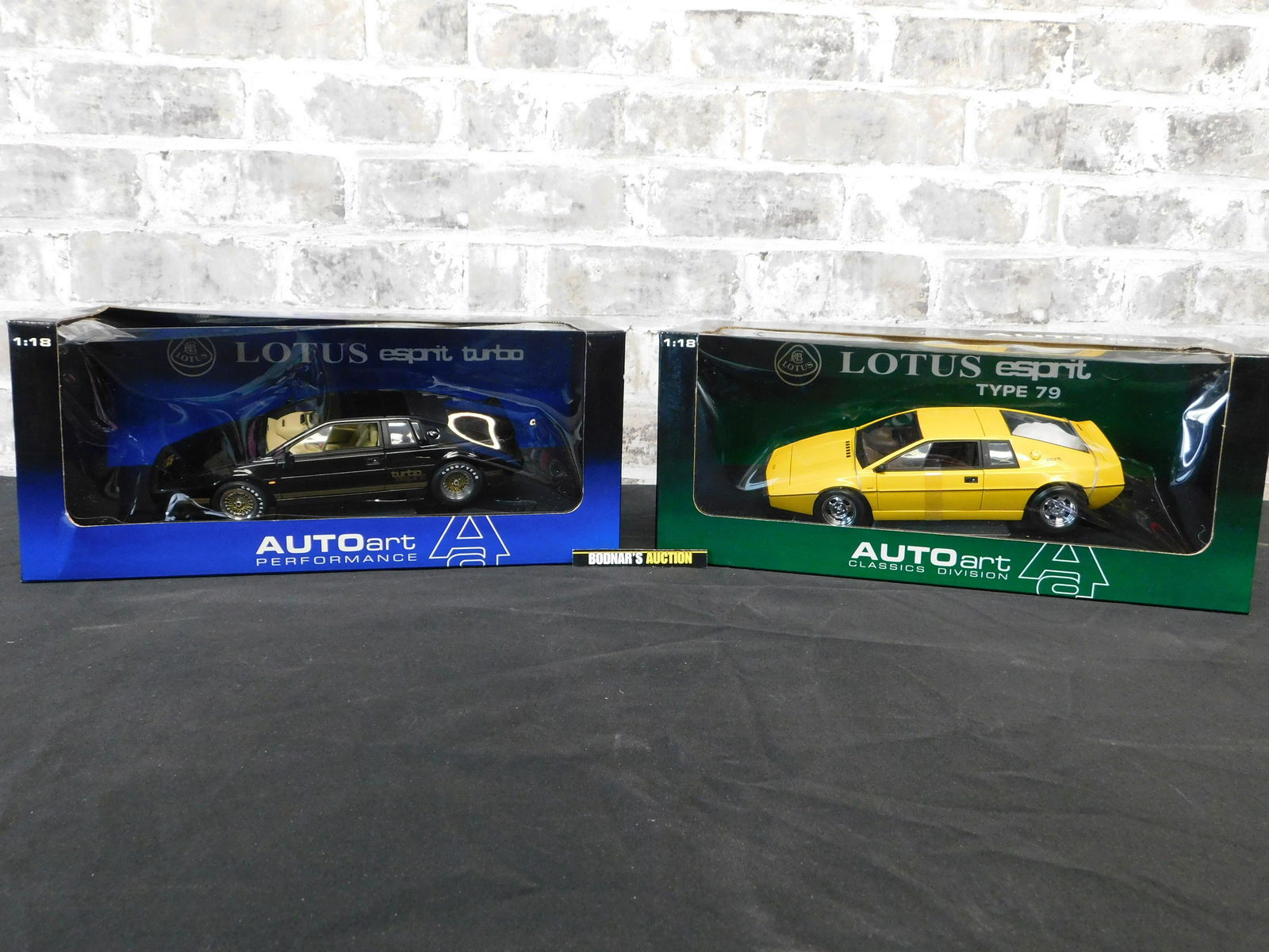 AutoArt Lotus 1:18 Scale Die-Cast Lot of 2 (1 of 7)