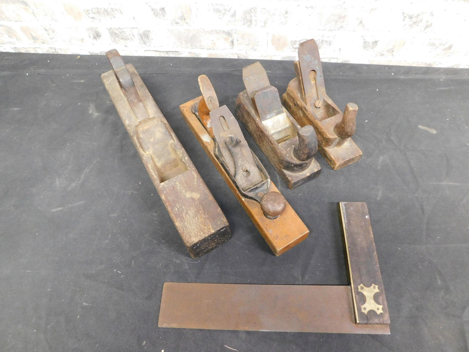 Lot with 4 Wooden Planes and Square (1 of 5)